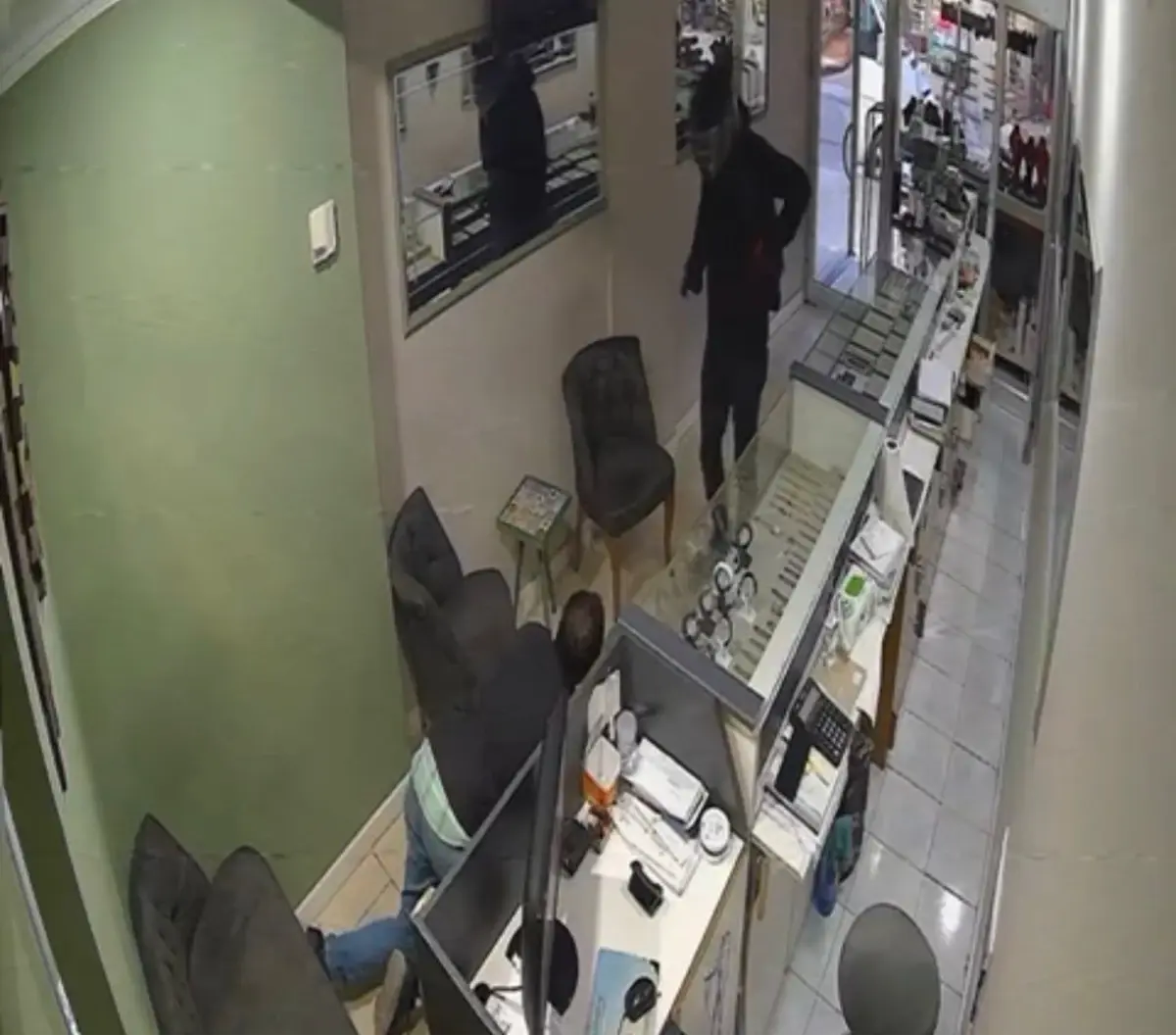 Fatsa’da Kasklı Silahlı Soyguncu 5 Kilo Altını Çaldı!