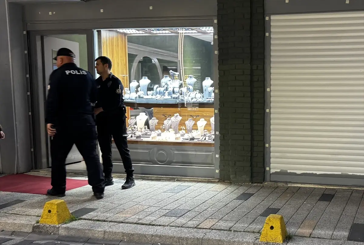Kuyumcudan 2 Milyon Lira Değerinde Altın Çalındı