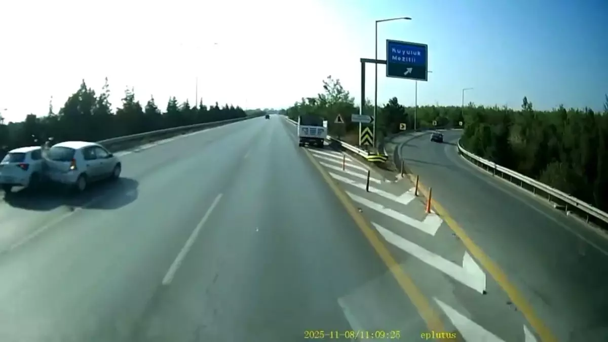 Mersin’de Otomobil Kaza Yaptı: İki Araç Hasar Gördü, Yaralanma Yok