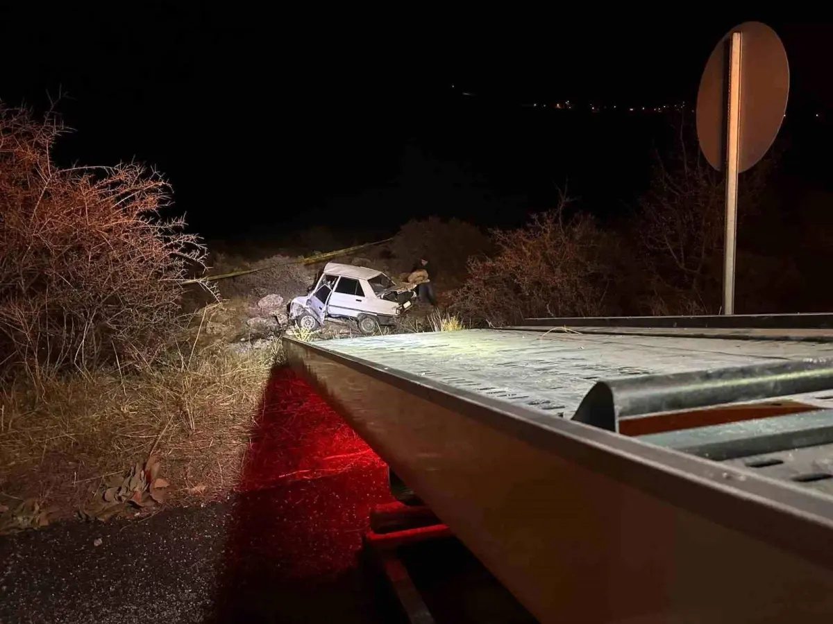 Kahramanmaraş’ta Kontrolsüz Otomobil Kayalıklara Çarptı: Sürücü Hayatını Kaybetti, Hamile Eşi Ağır Yaralı