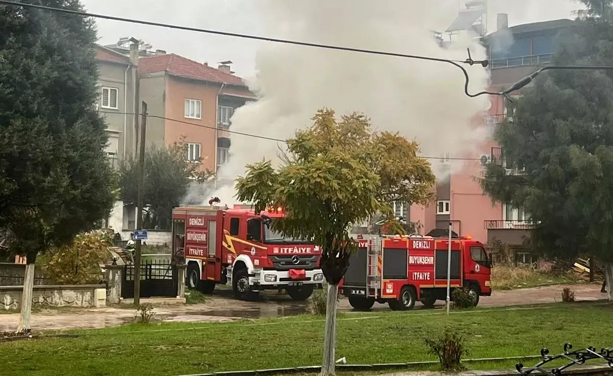 Denizli’de Park Halindeki Minibüs Yangında Alev Aldı