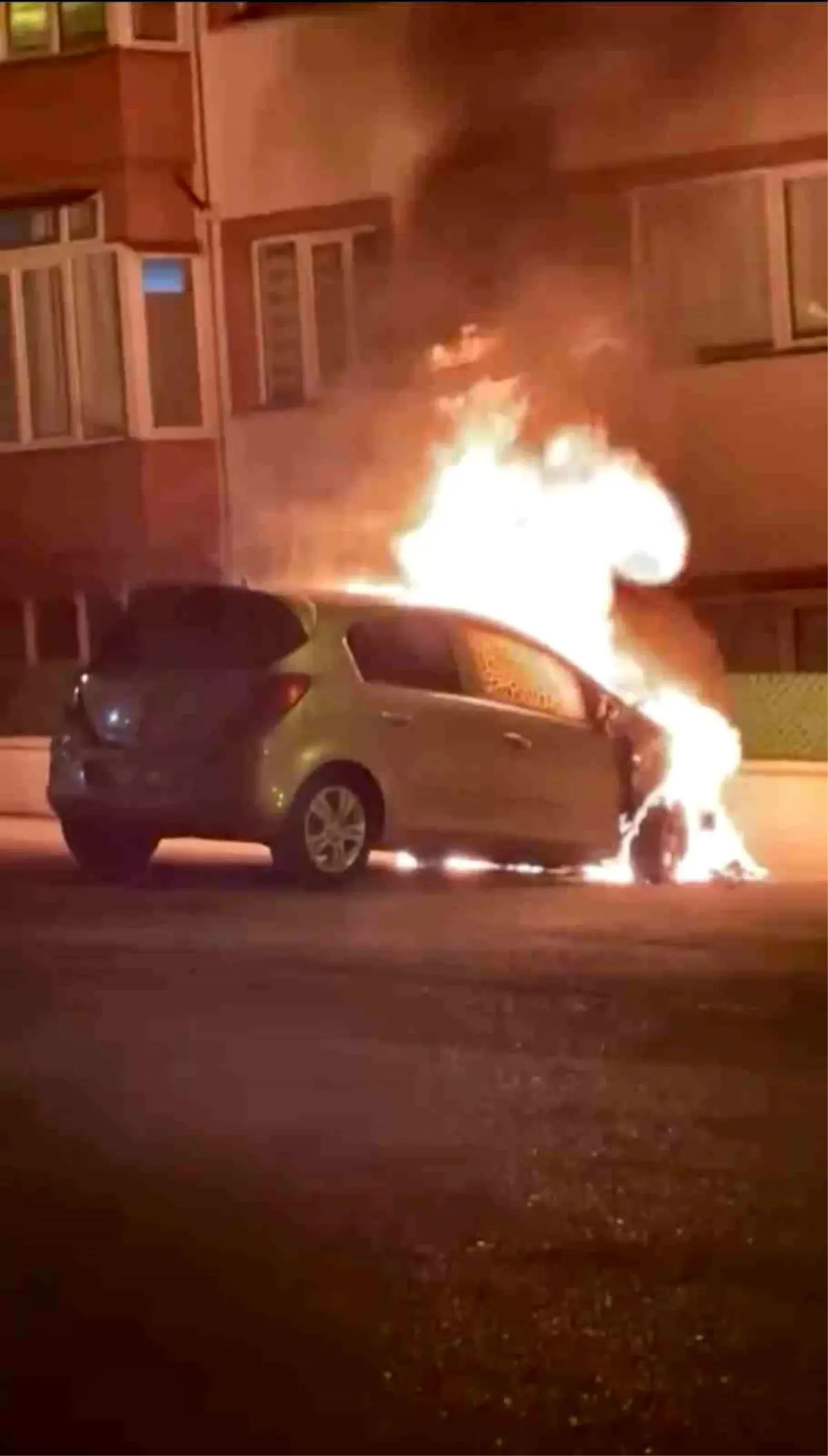 Karabük’te Park Halindeki Otomobil Yangında Kullanılamaz Hale Geldi