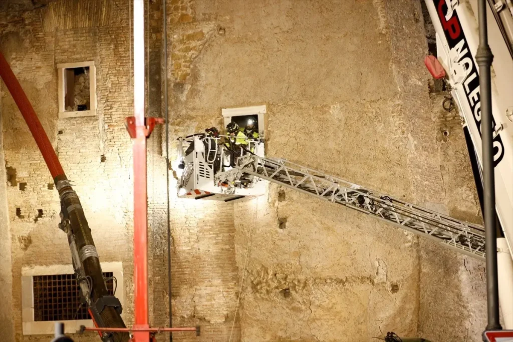 Roma’da Tarihi Kulenin Çökmesi: İşçi Sağ Kurtarıldı