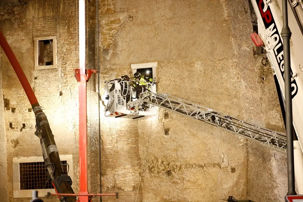 Roma’da Tarihi Kulenin Çökmesi: İşçi Sağ Kurtarıldı