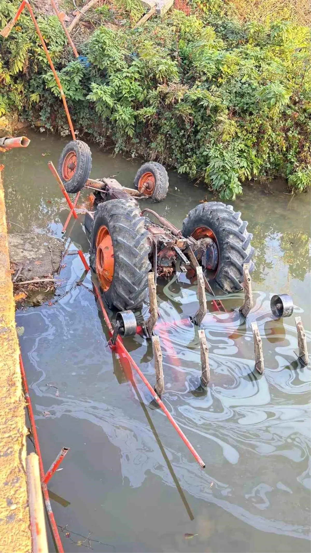 Samsun’da Traktör Sulama Kanalına Devrildi