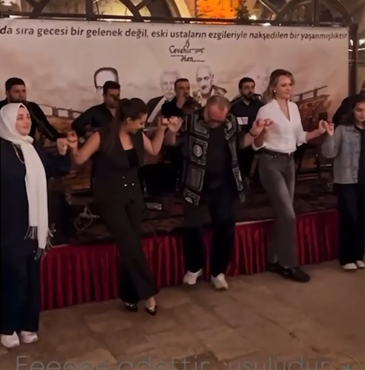 Şebnem Schaefer Şanlıurfa’da Renkli Defile ve Halay Şöleniyle Gündemde!