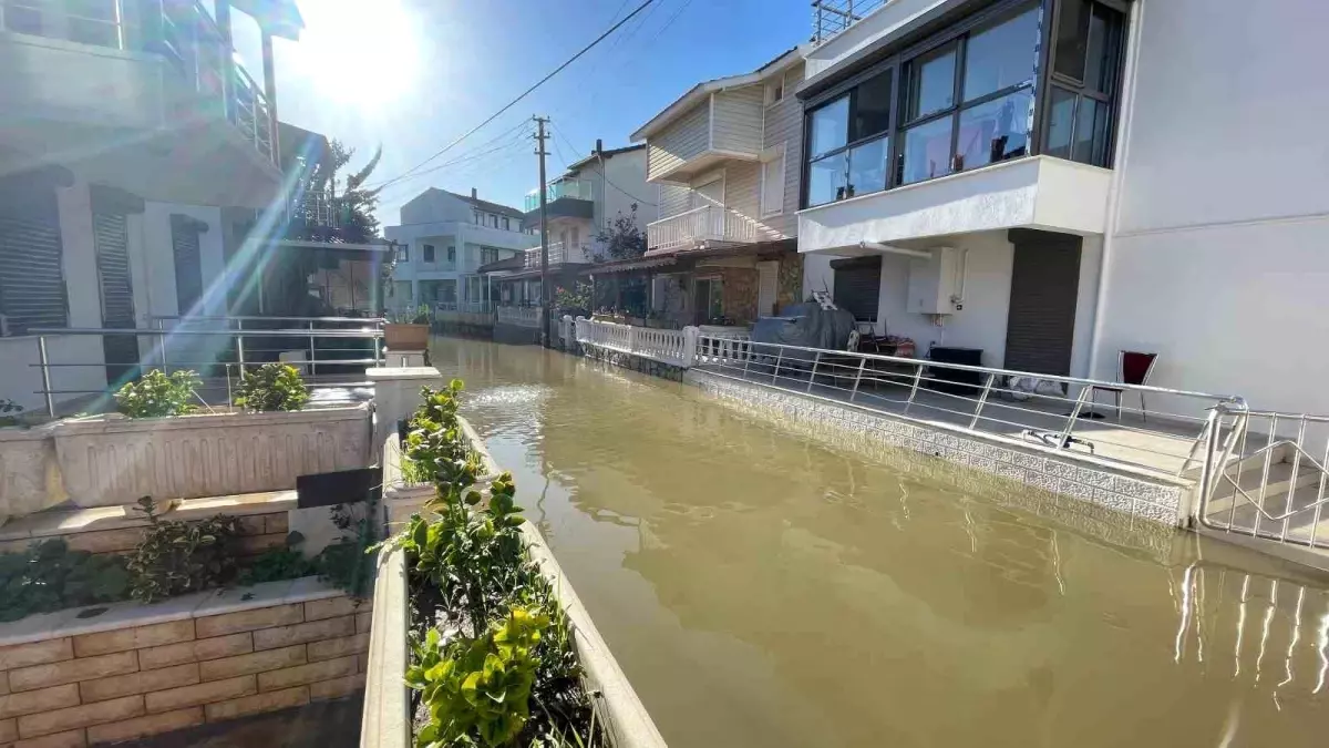 İzmir’de Sağanak Yağış, Foça’yı Venedik’e Döndürdü
