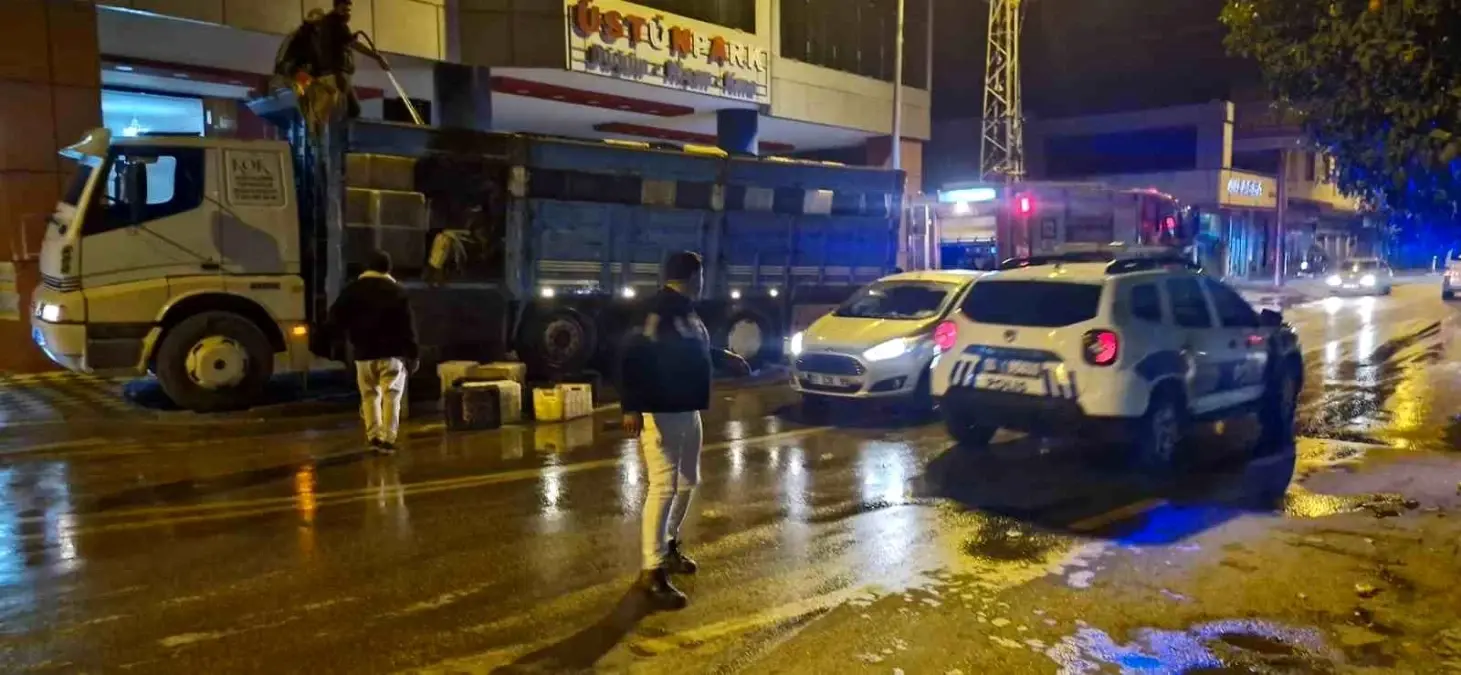 Kozan’da Seyir Halindeki Kamyonun Kasasında Yangın Çıktı