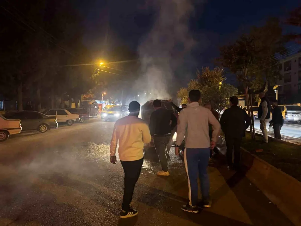 Adıyaman’da Seyir Halindeki Otomobil Alev Aldı