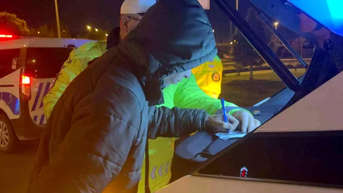 Direksiyon Başında Uyuklayan Sürücü Kaldırıma Çıktı