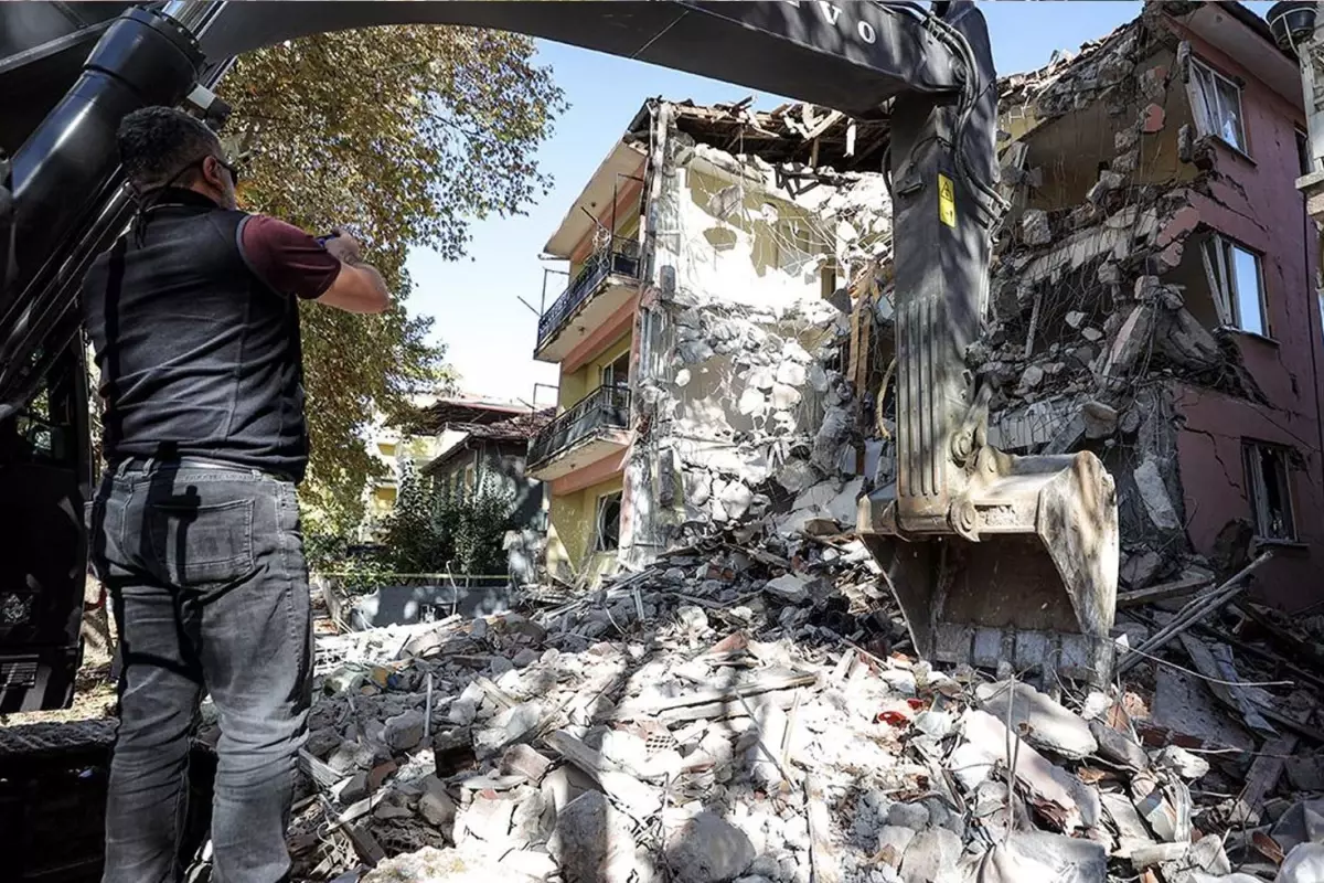 Sındırgı’da 17 Bin Artçı Deprem Sonrası Uzman Psikologdan Toplumsal Travma Uyarısı