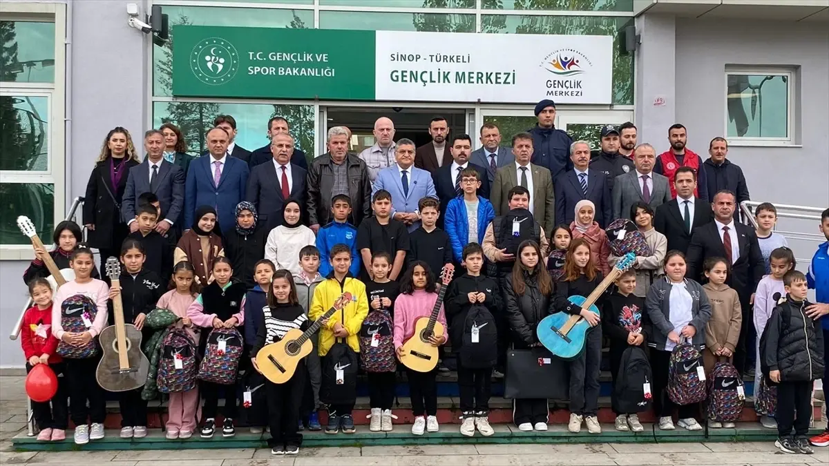 Öğrencilere Sanat ve Spor Malzemeleri Dağıtıldı