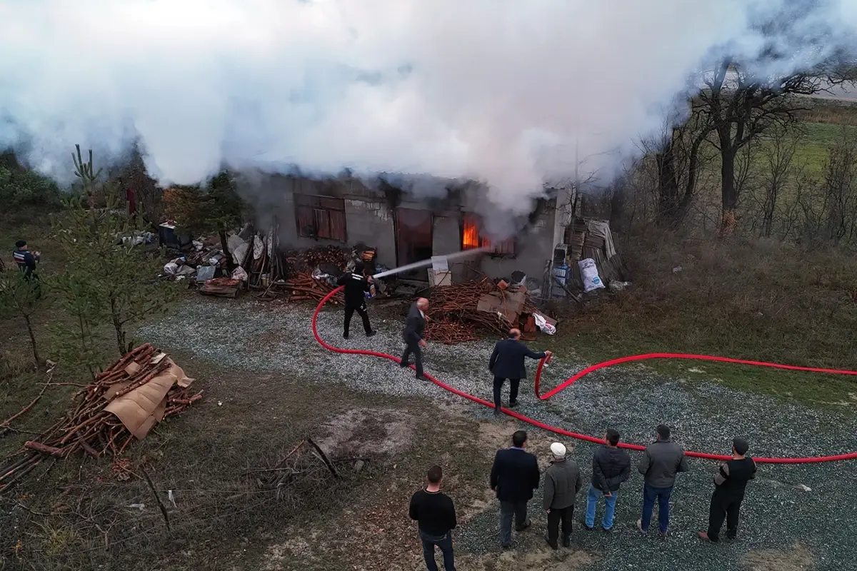 Sobaya su yerine benzin dökünce çıkan yangında yaralandı