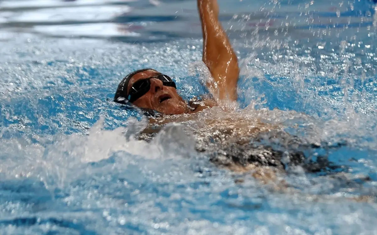 77 Yaşında Sırtüstü Yüzmenin Şampiyonu