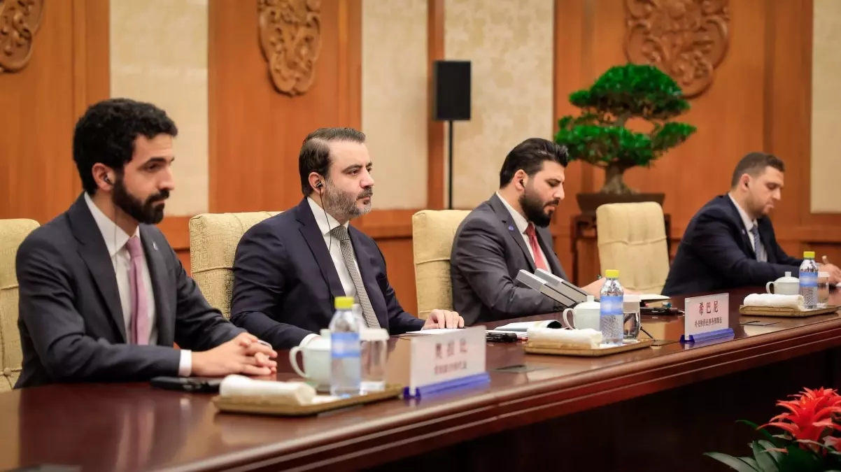 Suriye Dışişleri Bakanı Esad Hasan Şeybani, Pekin’de Çin Dışişleri Bakanı Wang Yi ile Görüştü