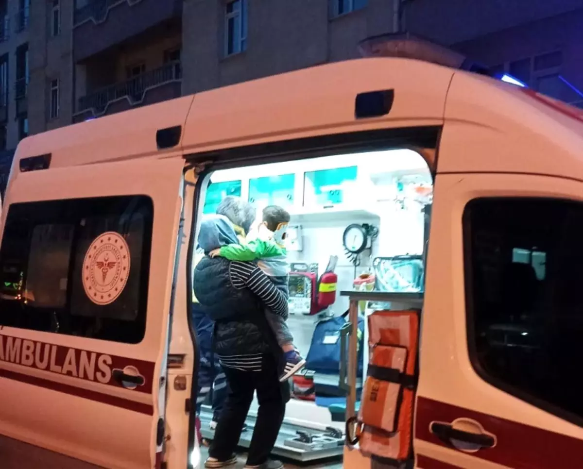 Kütahya Tavşanlı’da Motosiklet Yayaya Çarptı: Anne ve 2 Yaşındaki Çocuğu Ağır Yaralandı