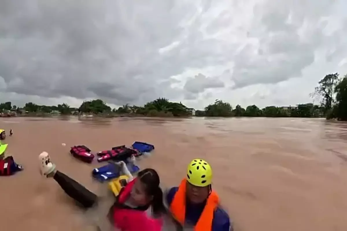 Tayland’da Şiddetli Sel Felaketi: Kurtarma Botu Alabora Oldu, Mürettebat Jet Ski ile Kurtarıldı