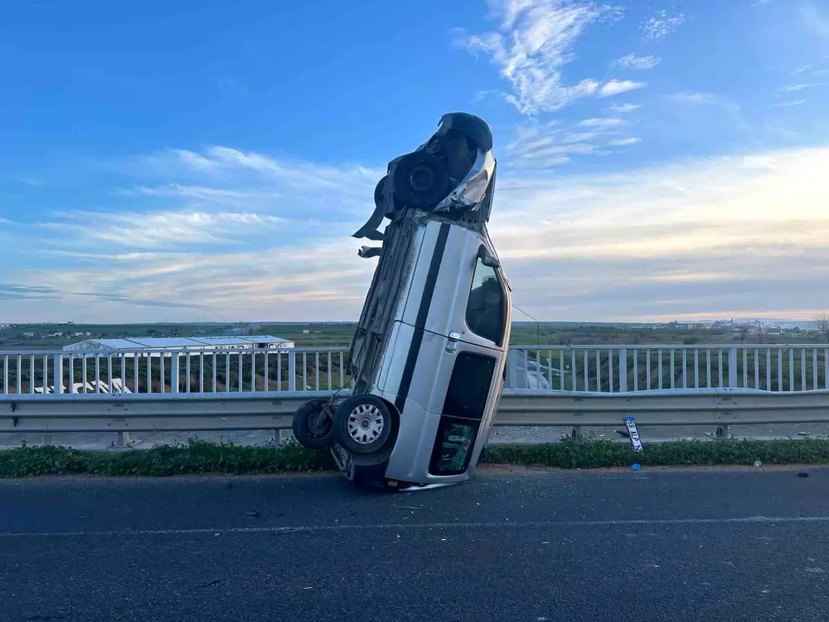 Tekirdağ’da Şaşırtıcı Kaza: Araç Bariyerlere Çarparak Dikey Durdu