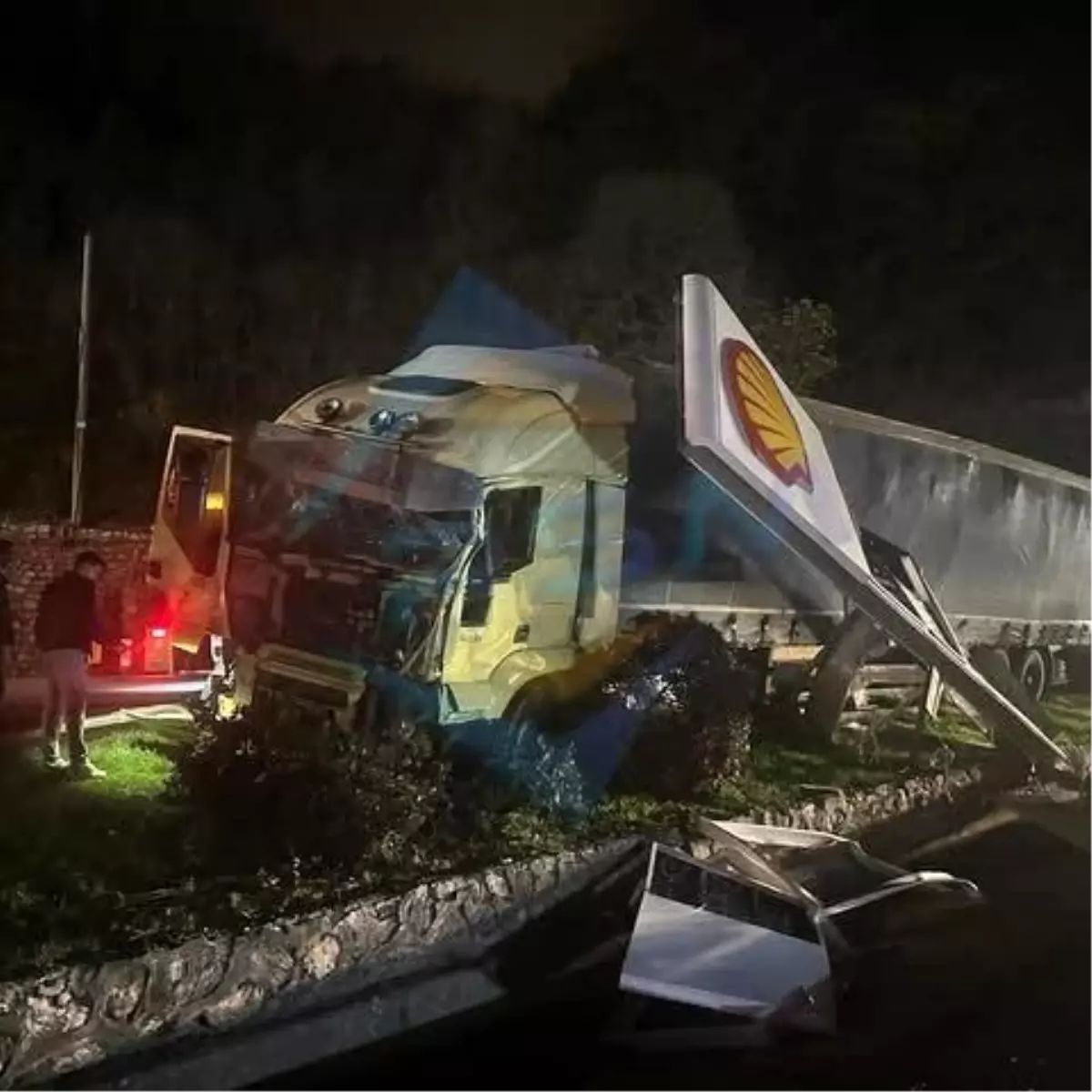 Geyve’de Kontrolden Çıkan Tır, Yön Tabelasını Devrerek Akaryakıt İstasyonuna Girdi