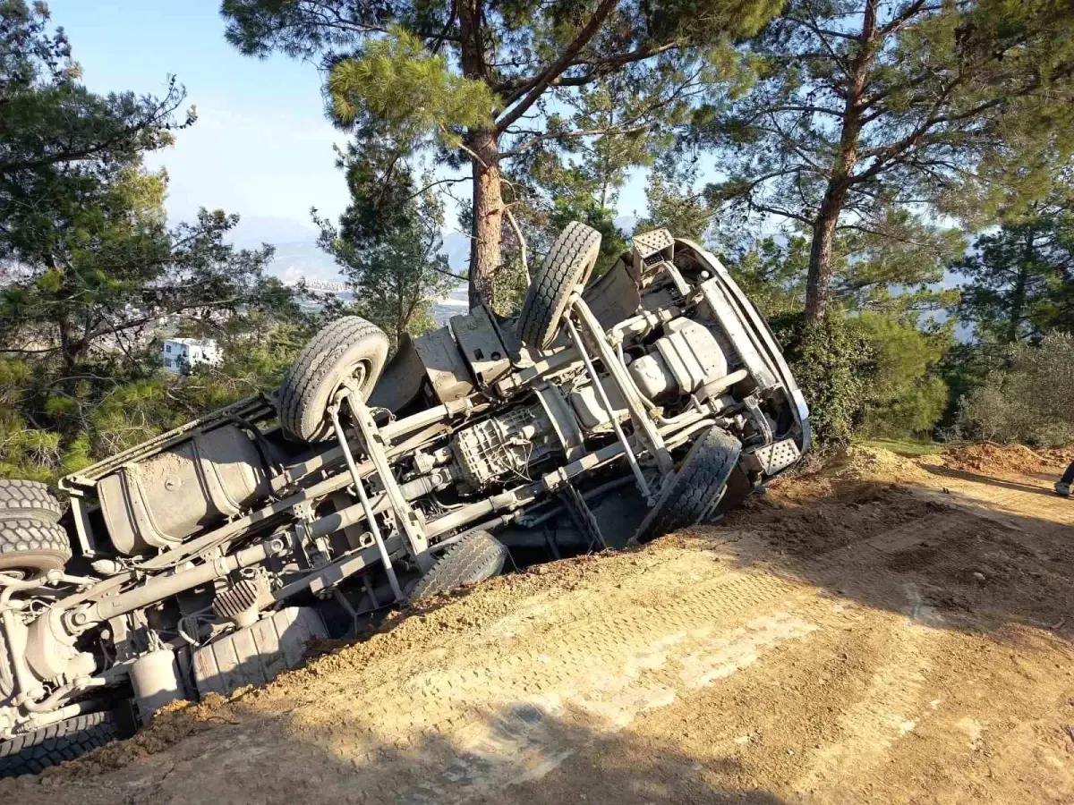 Hatay’da Hafriyat Kamyonu Uçuruma Devrildi