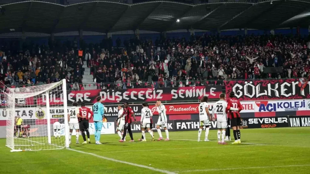 Vanspor FK, Sakaryaspor’u 3-2 Yendi