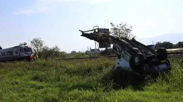 Tren Kamyonete Çarptı: Sürücü Yaralı