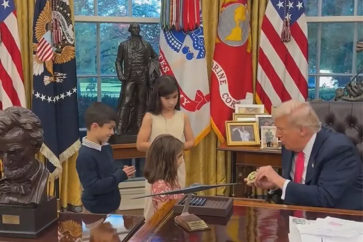 Trump’tan Oval Ofis’te çocuklara cömert hediyeler