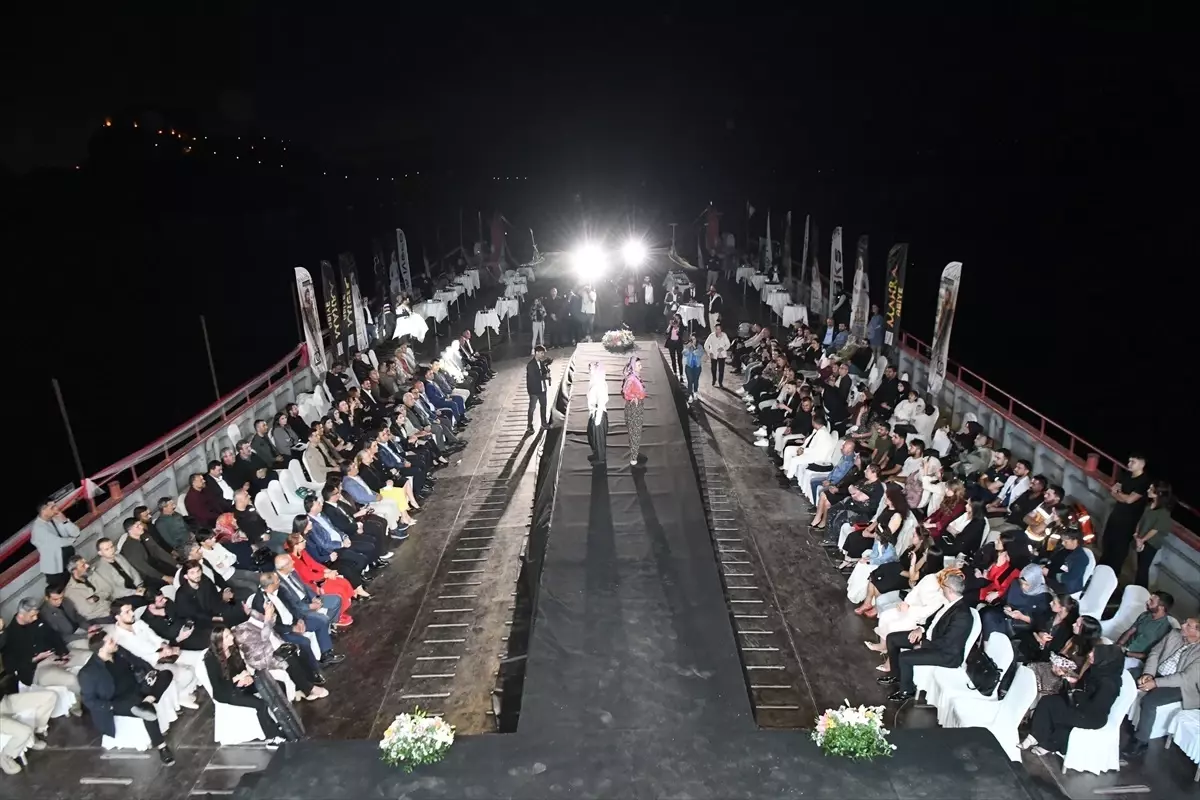 Pertek’te Feribotta Rüya Defilesi: Yöresel Kıyafetler Keban Barajı’nda Podyuma Çıktı