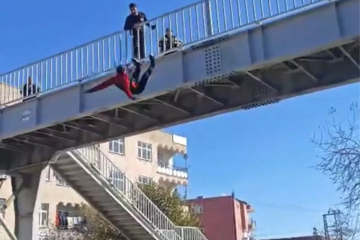 Kameralar kayıttaydı! Herkesin gözü önünde kendini aşağıya bıraktı