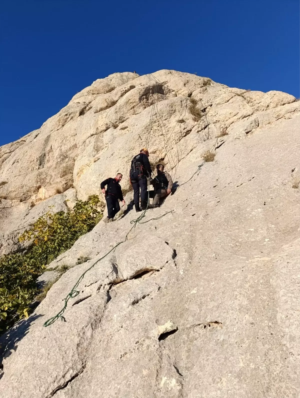 Van’da Kayalıklarda Mahsur Kalan Kişi AFAD Ekiplerince Kurtarıldı