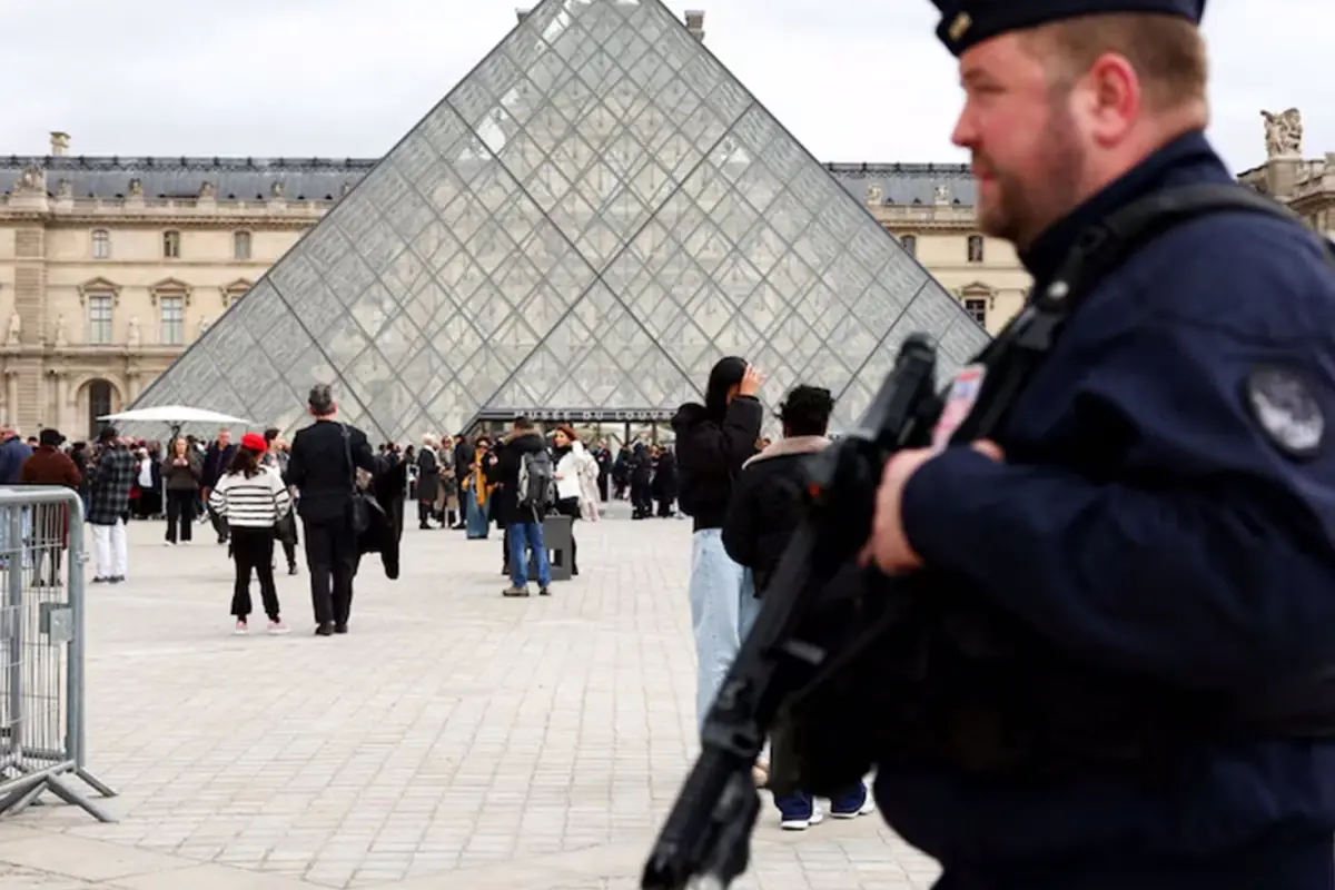 Hırsızlar itiraf etti! Louvre soygununda Rusya’nın parmağı mı var?