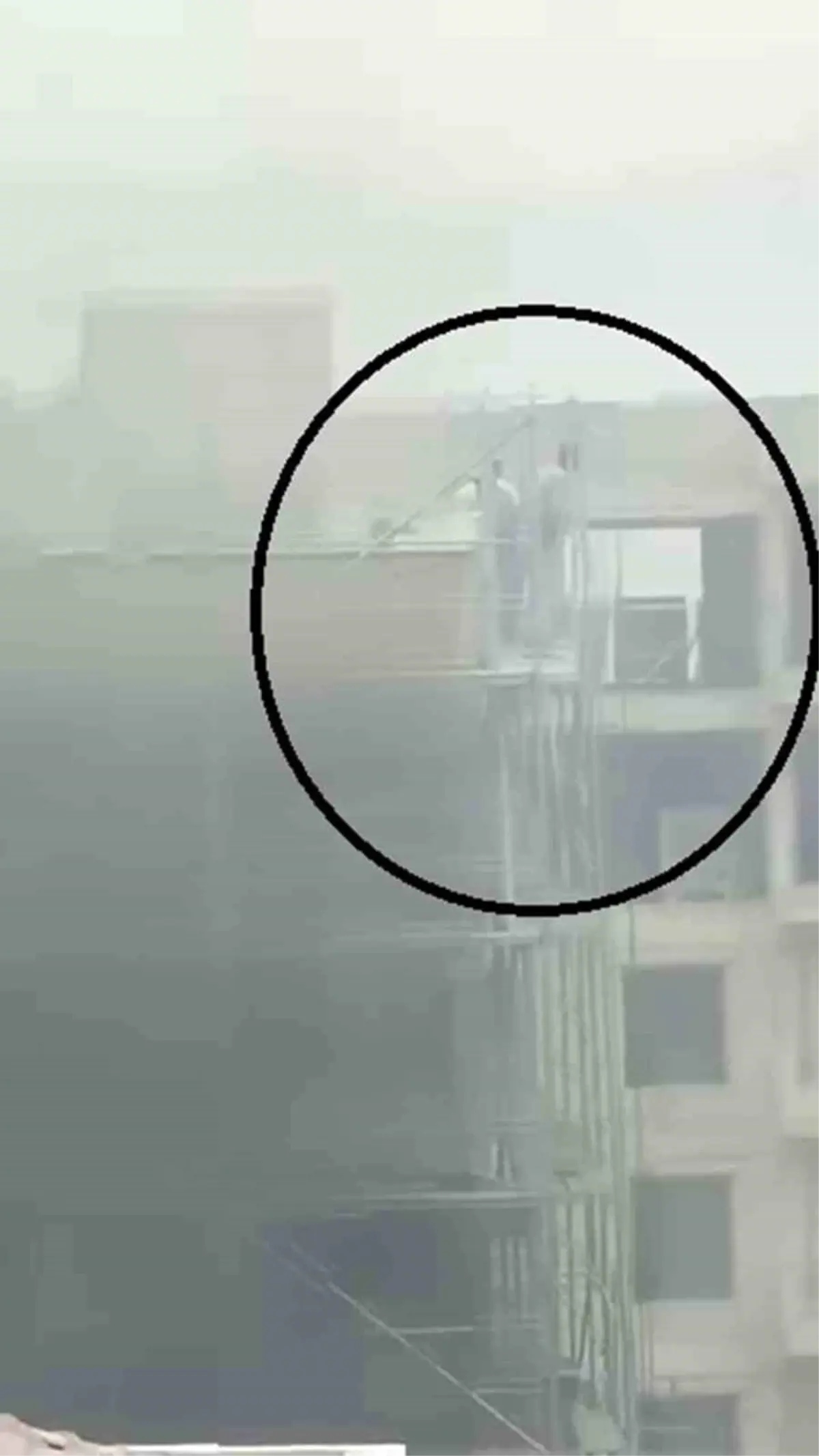 Hatay’da İnşaat Yangını: İskelette Kalan 2 İşçinin Korku Dolu Anları Görüntülendi