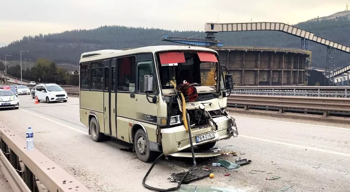 Karabük’te Minibüs‑Tır Çarpışması: Hafif Yaralılar Ambulanslarda Tedavi Edildi
