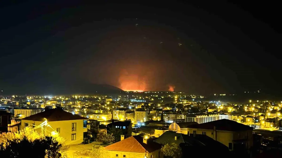 Yüksekova’nın Kuş Cenneti Nehil Sazlığı’nda Devasa Yangın Alarmı