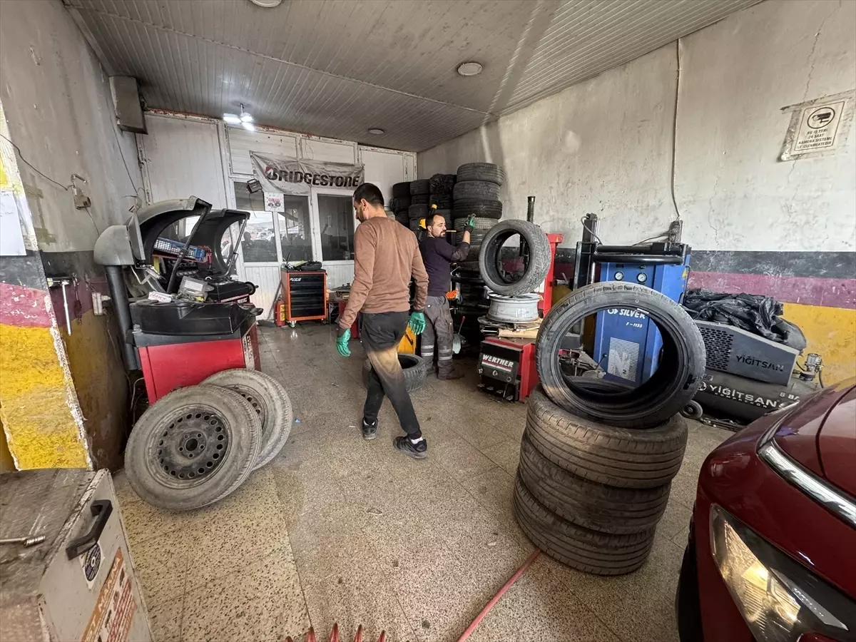 Yüksekova’da Kış Lastiği Yoğunluğu