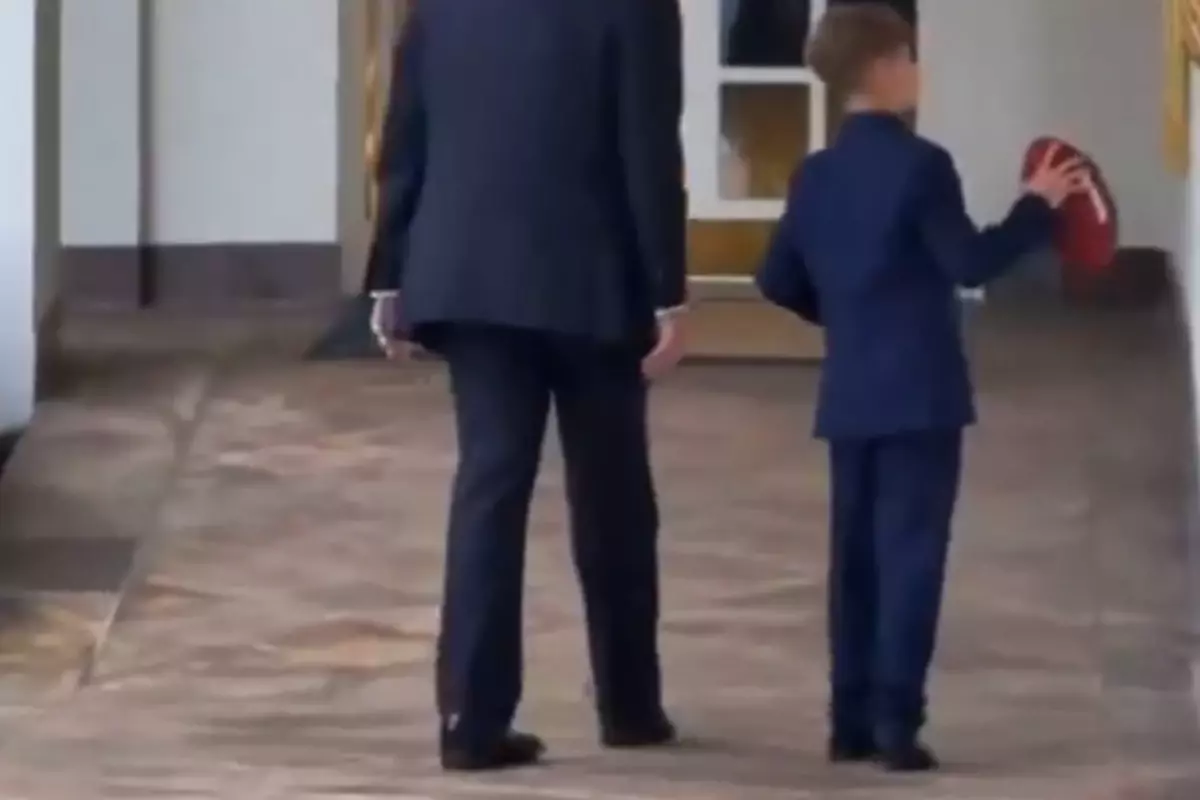 Yürüyüşü Dikkat Çeken Trump’ın Sağlığı Tartışma Konusu Oldu