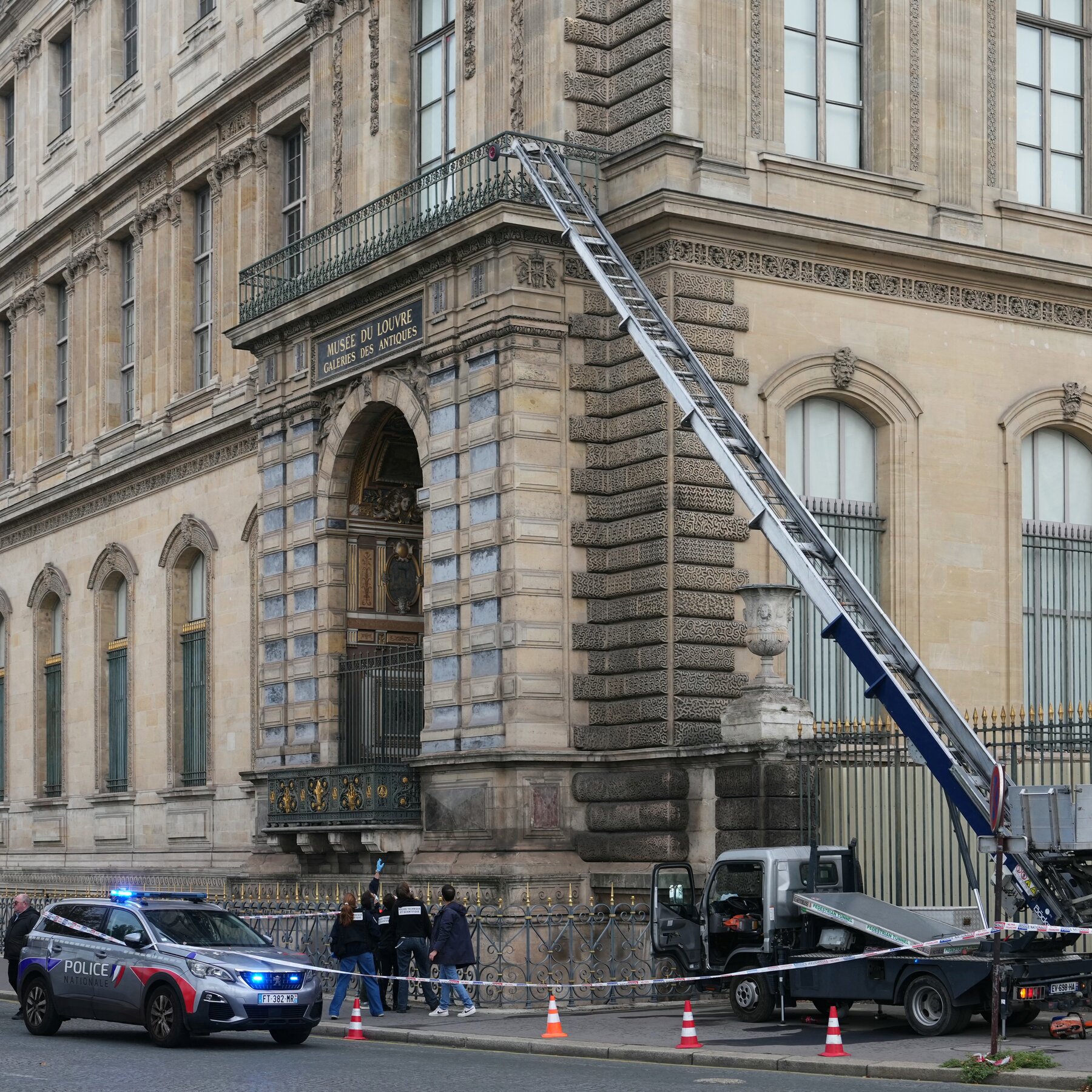 Louvre Heist Was Caught on Film, Officials Say, Rebutting Earlier Account