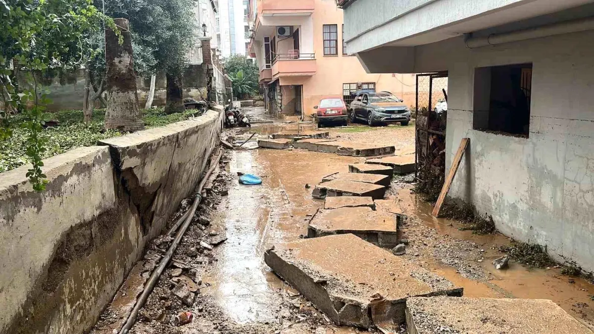 15 dakikalık yağmur Alanya’yı felç etti: Zararı ertesi gün ortaya çıktı