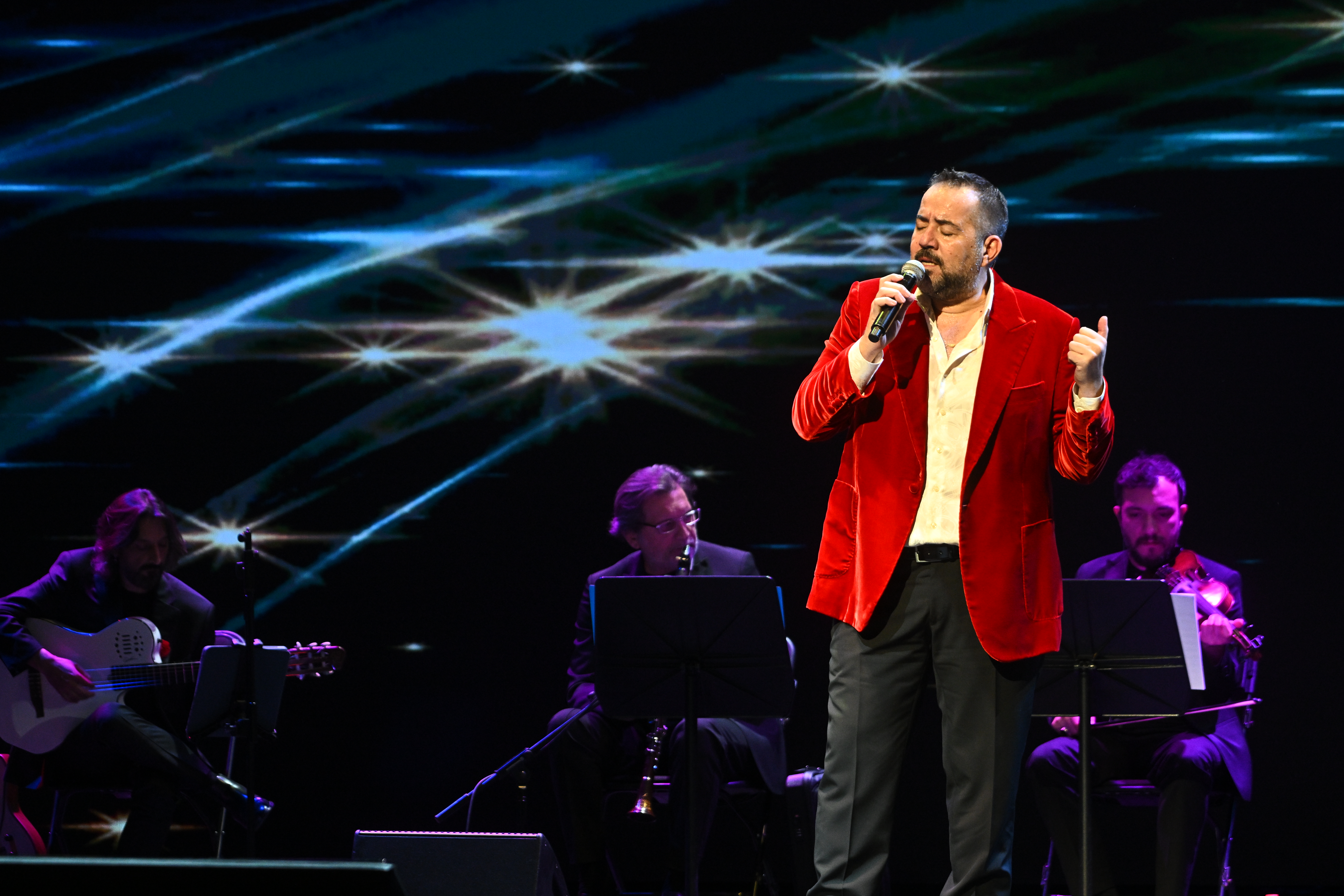 Ata Demirer sahne performansı