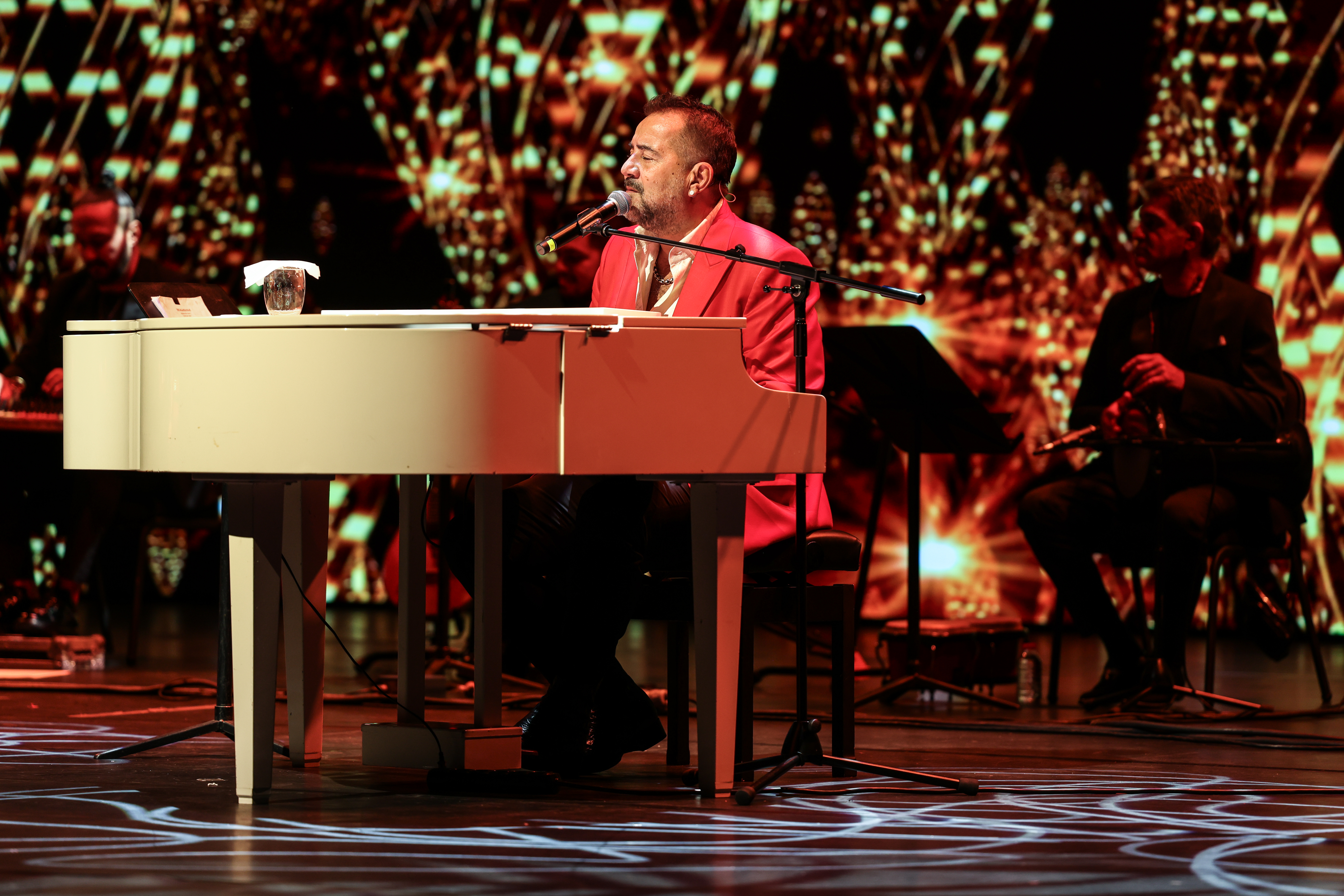 Ata Demirer Gazinosu sahne görüntüsü