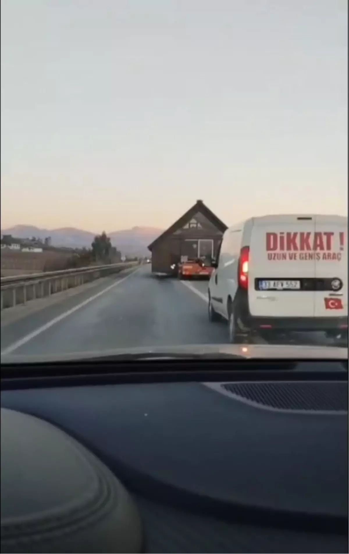 Prefabrik Ev Taşıyan TIR Trafiği Kilitledi