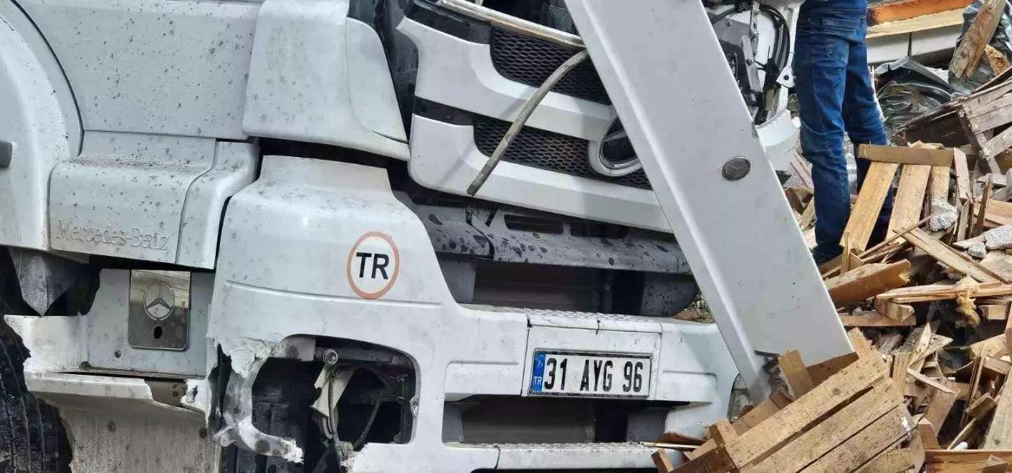 Tır Devriildi, Tavuk Etleri Etrafta Saçıldı