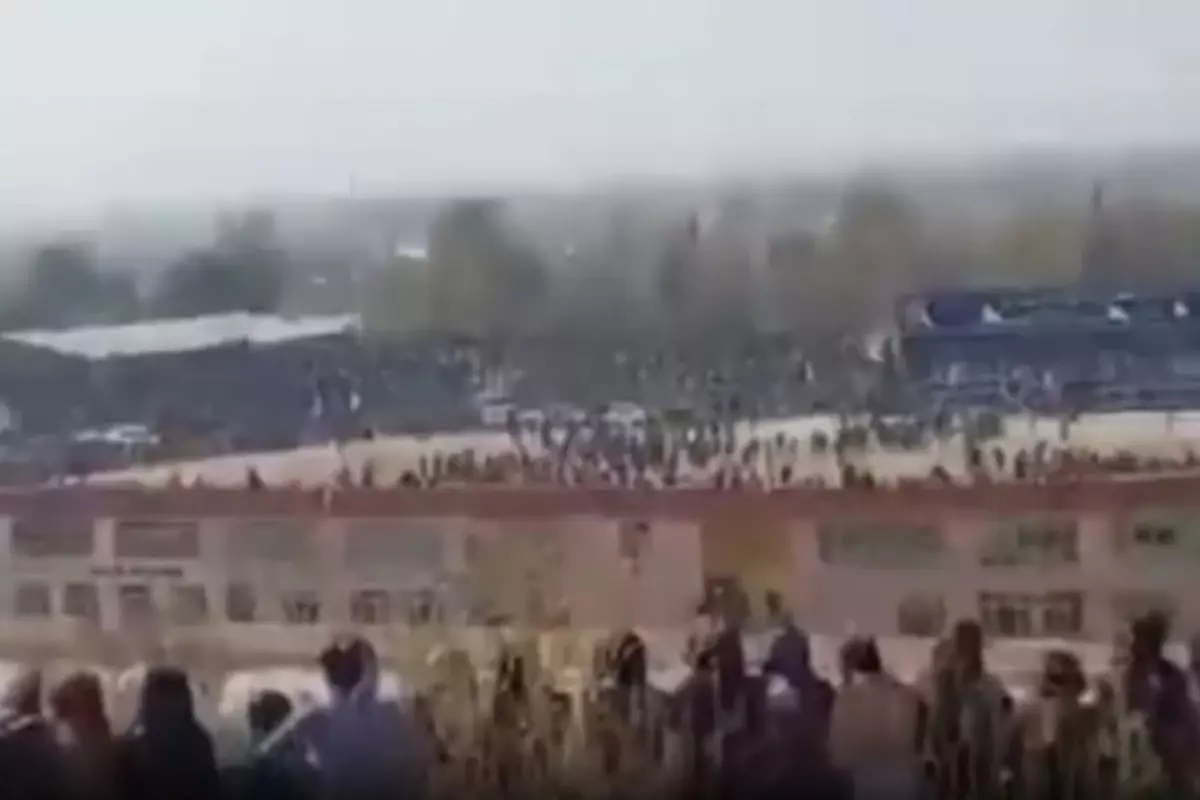 Afganistan’da 13 Yaşındaki Çocuk, Ailesinin Katilini Binlerce İzleyicinin Önünde Infaz Etti