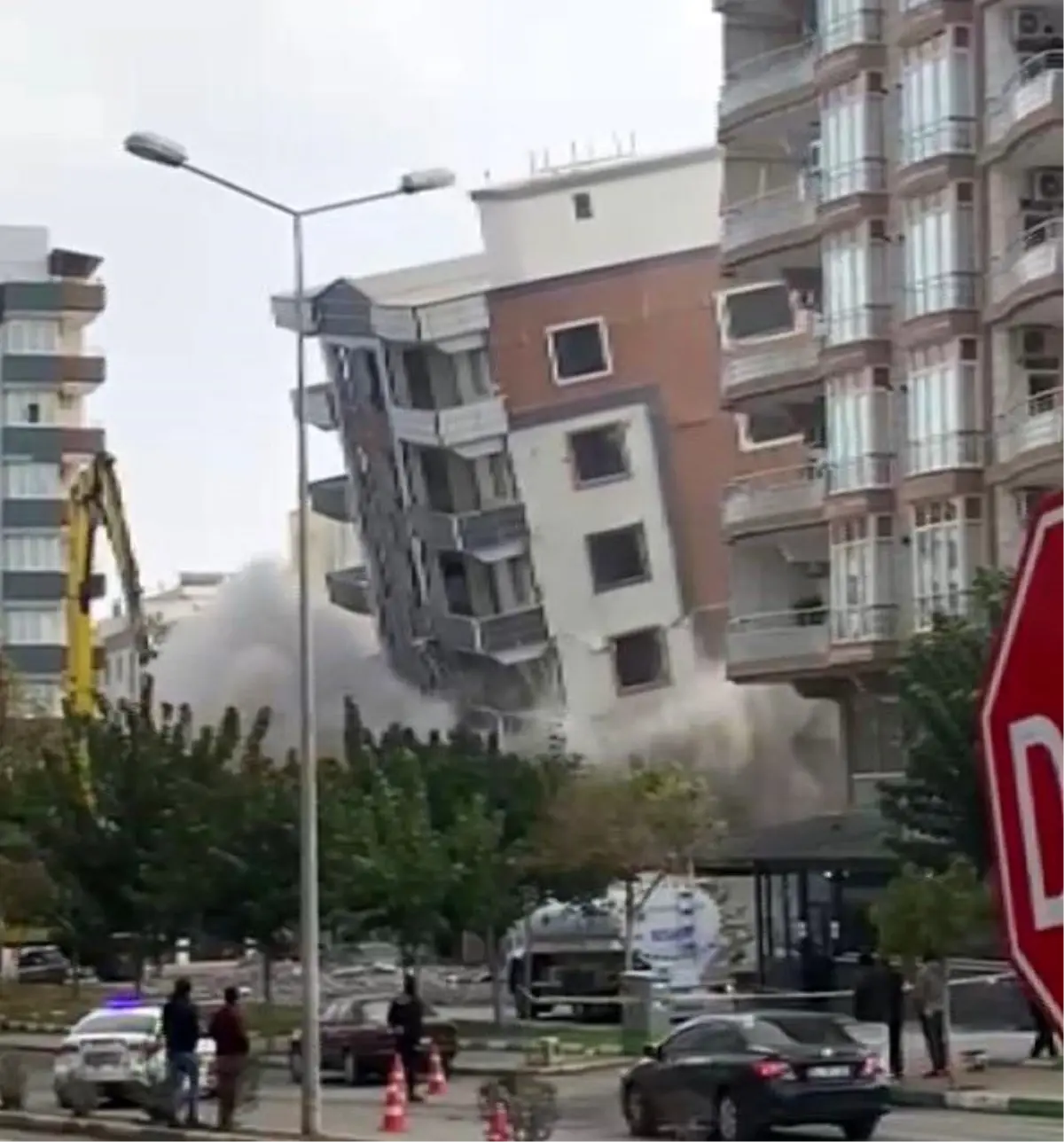 Nizip’te Bina Aniden Yıkıldı: Şans Eseri Kimse Yaralanmadı!