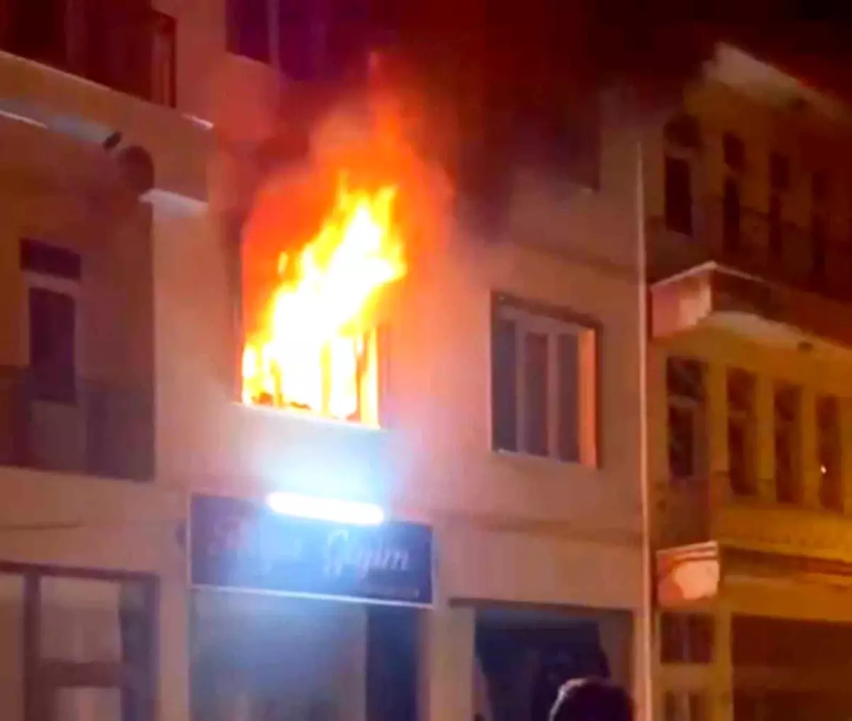 Aksaray’da Apartman Yangını Kontrol Altına Alındı