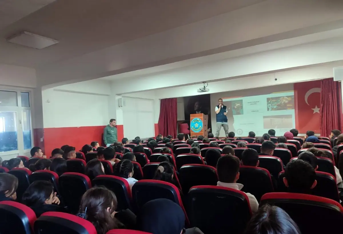 Akyaka’da 300 Öğrenciye Siber Güvenlik ve Güvenli İnternet Kullanımı Eğitimi