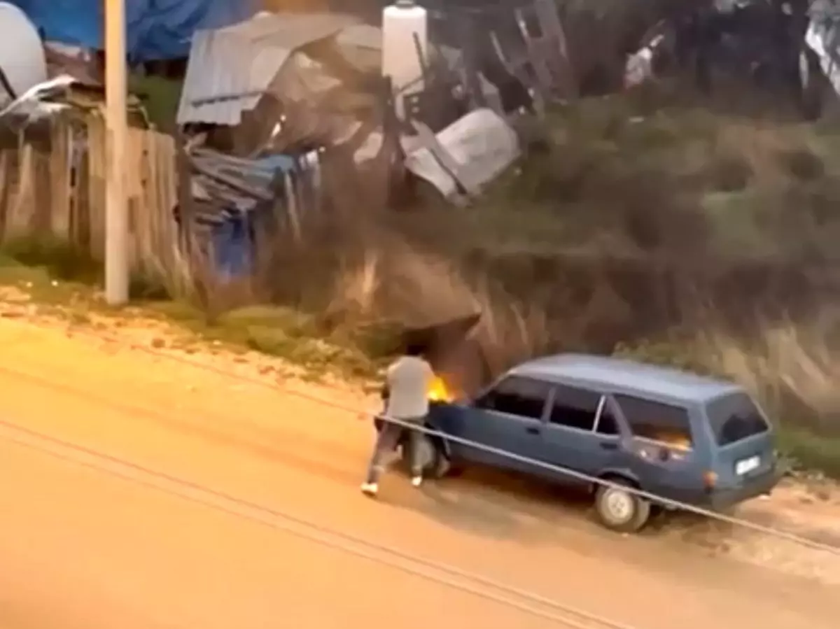 Bolu’da Sürücü Araç Yangınını Kova ile Söndürdü