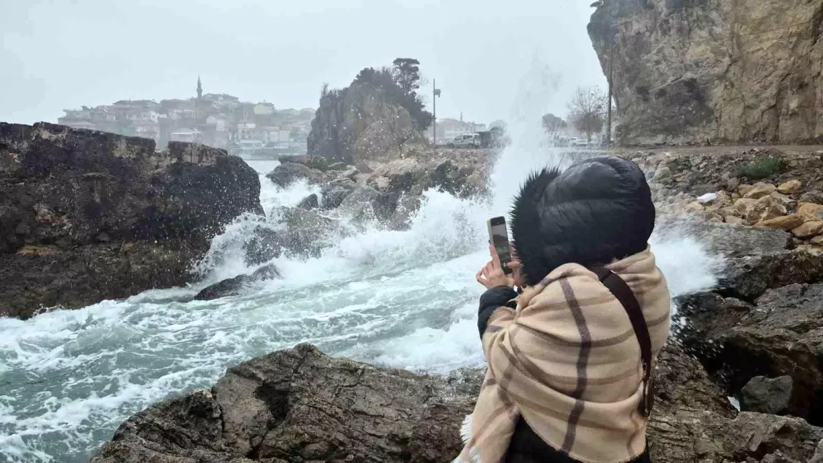 Amasra’da Şiddetli Rüzgar ve Dev Dalgalar