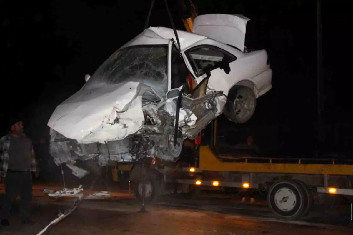 Amasya’da Kafa Kafaya Çarpan İki Otomobilde 8 Yaralı: Yangını Tarım İşçileri Söndürdü