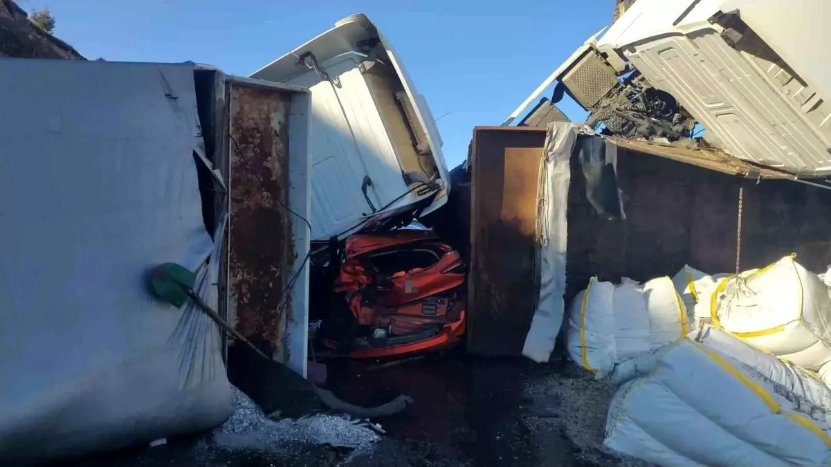 Ardahan’da Buzlu Yol Felaketi: 2 Tır ve 1 Otomobil Çarpıştı, 1 Yaralı